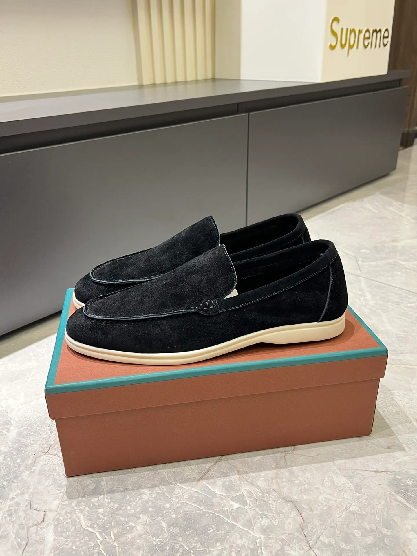 Men's shoes 💰p360 "Loro men's shoes 💰pian'*" Classic L men's shoes for couples 💰p Top version British flat loafers, a must-have item in old money style, the minimalist design is eye-catching and durable, a plus point for dressing The soft foot feel and texture are outstanding. They don’t scratch your feet and are very nice. They are matched with soft and waxy soles. They can be worn daily for a long time without getting tired. They are easy to wear, versatile and classic items, with perfect foot feel and texture! Imported cashmere fabric, the lining is made of imported A-grade water-dyed cow lining, the top version of the genuine leather midsole is sewn with pure handmade mark thread! Size: Female 35-40 (34. Customized) Male 38-44 (45.46. Customized)